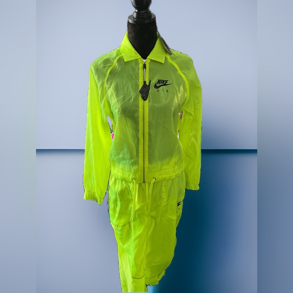 Women Nike running suit *New with tags*
